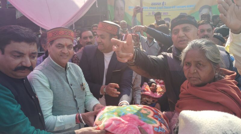 कैबिनेट मंत्री डॉ प्रेमचंद अग्रवाल और विधायक विनोद चमोली ने कार्यकर्ताओं संग 400 जरूरतमंद लोगों को वितरित किए कंबल