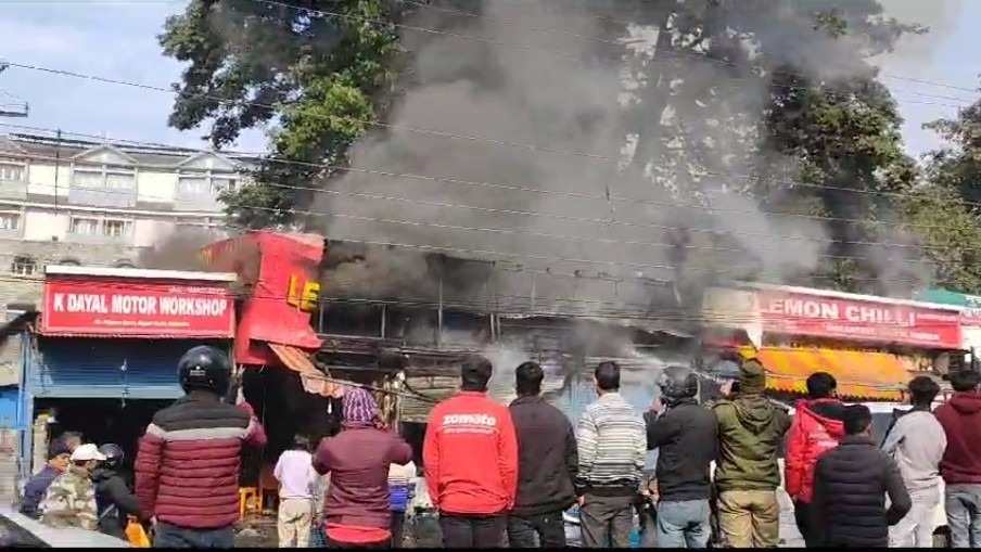 राजपुर रोड दिलाराम चौक के पास दुकानों में लगी भीषण आग, मौके पर पहुंचे दमकल कर्मी