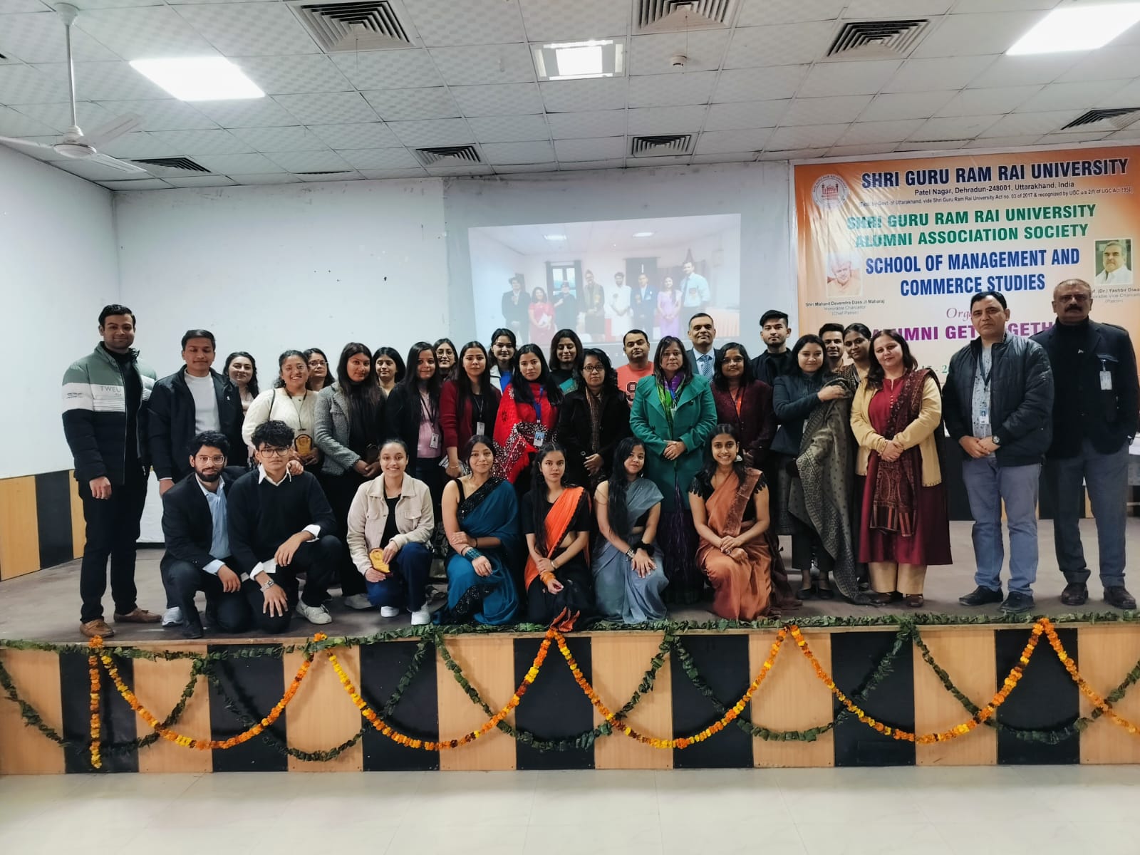 एसजीआरआर विवि- स्कूल ऑफ मैनेजमेंट ने एलुमनी मीट का किया आयोजन ,छात्र-छात्राएं सालों बाद अपने साथियों से मिलकर हुए भावुक