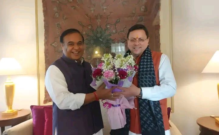 मुख्यमंत्री धामी ने उत्तराखण्ड भ्रमण पर आए असम के मुख्यमंत्री हिमंत बिस्वा सरमा से की भेंट, जनकल्याणकारी नीतियों पर की विस्तृत चर्चा 