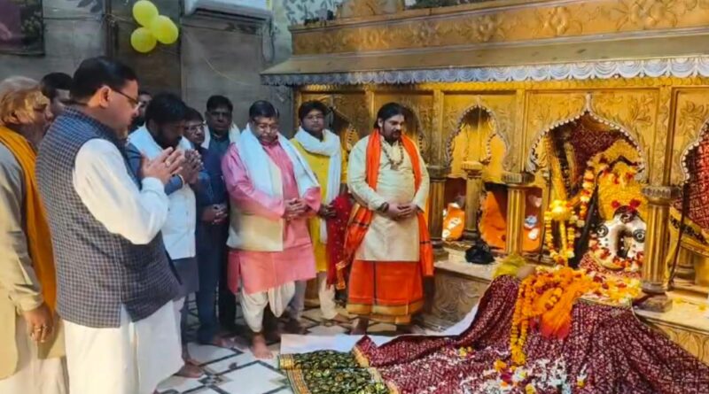 मुख्यमंत्री धामी ने मथुरा के प्राचीन बगलामुखी पीतांबरा मंदिर के दर्शन कर की पूजा अर्चना , प्रदेशवासियों की सुख-समृद्धि की करी प्रार्थना 