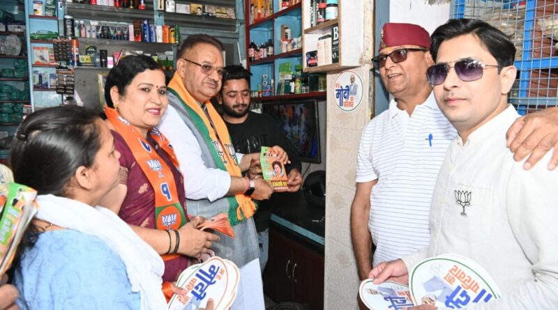 कैबिनेट मंत्री गणेश जोशी ने केनाल रोड़ बाजार में जनसंपर्क कर भाजपा प्रत्याशी माला राज्य लक्ष्मी शाह के पक्ष में की मतदान की अपील 