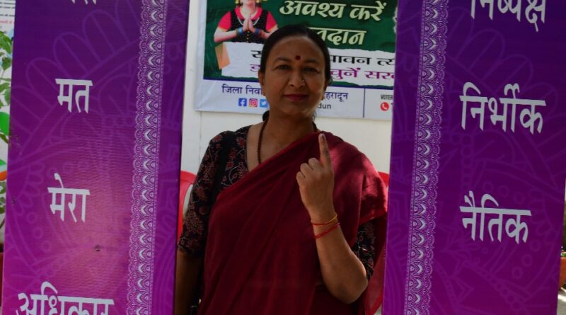 मुख्य सचिव राधा रतूड़ी ने मतदान स्थल पहुंच कर किया मतदान,प्रदेशवासियों से अपने मताधिकार का प्रयोग करने की करी अपील 