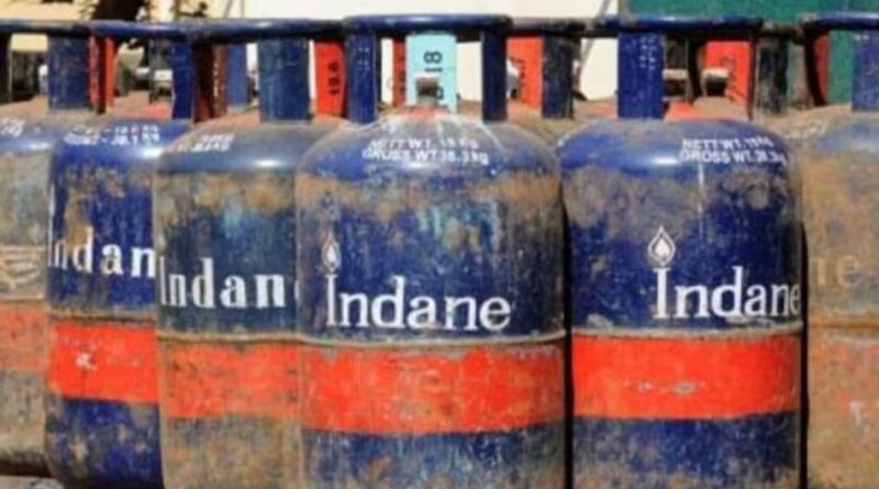 LPG Cylinder Price : चुनाव से पहले राहत, 32 रुपये सस्ता हुआ एलपीजी सिलेंडर