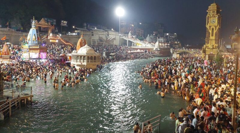 सोमवती अमावस्या पर हरिद्वार में उमड़ा भक्तों का सैलाब, श्रद्धालु गंगा में लगा रहे आस्था की डुबकी