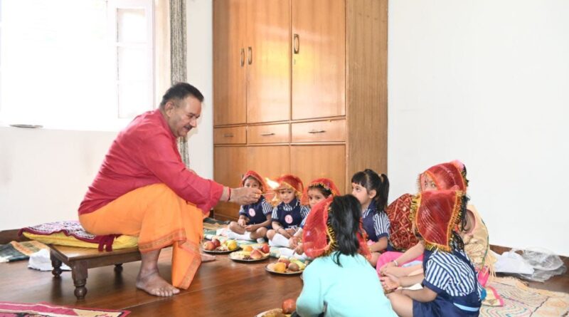 कैबिनेट मंत्री गणेश जोशी ने दुर्गा अष्टमी के अवसर पर की पूजा अर्चना शक्ति स्वरूपा कन्याओं का लिया आशीर्वाद