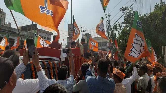 सीएम धामी ने झोंकी ताकत, बीजेपी प्रत्याशी अजय भट्ट के समर्थन में हल्द्वानी में किया रोड शो, बोले मोदी को तीसरी बार पीएम बनाना है