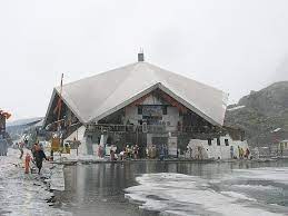 हेमकुंड साहिब यात्रा को लेकर तैयारियां शुरू, गुरुद्वारा प्रबंधक कमेटी ने तय की रणनीति, अभी जमी हुई है 10 फीट बर्फ