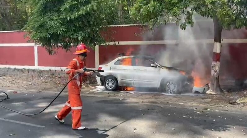 देहरादून में बीच सड़क पर चलती कार बनी आग का गोला, मचा हड़कंप