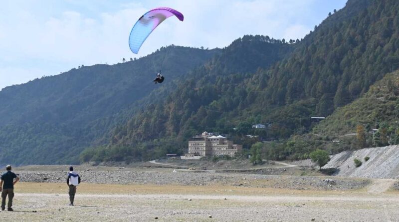 टिहरी में नेशनल पैराग्लाइडिंग एक्यूरेसी चैंपियनशिप का आगाज, रोमांच के शौकीन भर रहे उड़ान,15 राज्यों के खिलाड़ी करेंगे प्रतिभाग
