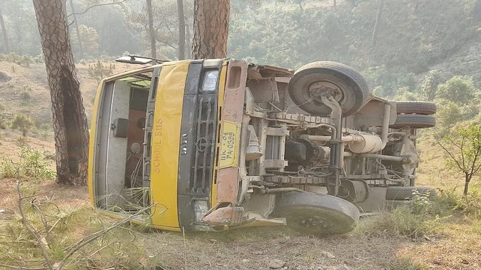 उत्तराखंड के पिथौरागढ़ में सुबह-सुबह सड़क हादसा, स्कूल बस पलटी, 2 बच्चे घायल
