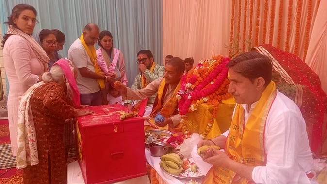 बद्रीनाथ धाम के कपाट खुलने की तैयारी,ऋषिकेश में श्रद्धालुओं ने किए गाडू घड़ा तेल कलश यात्रा दर्शन 