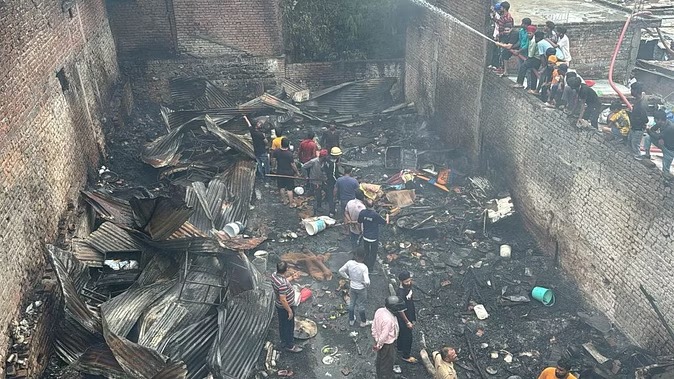 राजधानी देहरादून के खुड़बुड़ा मोहल्ले में भीषण अग्निकांड, 22 झोपड़ियां जलकर स्वाहा 