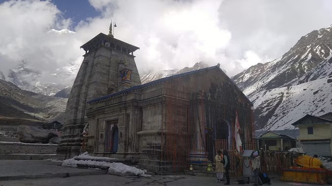 उत्तराखंड में बदला मौसम का मिजाज, केदारनाथ सहित ऊंचाई वाले क्षेत्रों में बर्फबारी, जंगलों की आग बुझाने में बारिश मददगार