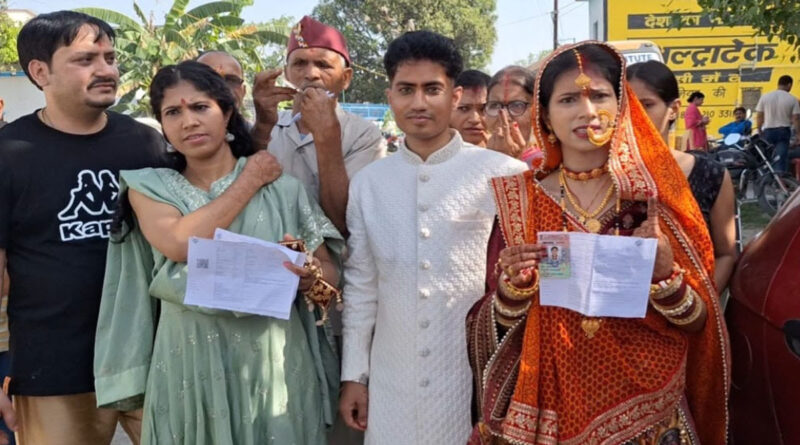 हल्द्वानी : दूल्हा दुल्हन पहुंचे मतदान स्थल, दुल्हन ने सात फेरों के बाद निभाई लोकतंत्र के महापर्व में भागीदारी