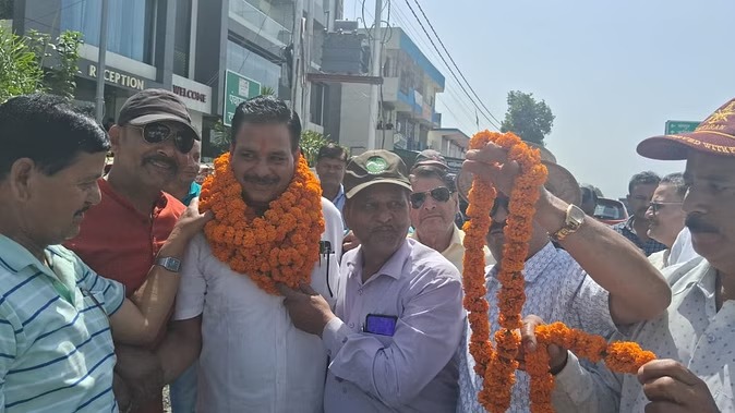 उत्तराखंड के रानीपोखरी ग्राम प्रधान के नाम एक बड़ी उपलब्धि, नेपाल से अवॉर्ड लेकर देहरादून पहुंचे ग्राम प्रधान का बैंड-बाजे के साथ हुआ स्वागत