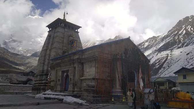 चारधाम यात्रा से पहले बर्फबारी, बर्फ की चादर से ढका केदारनाथ बद्रीनाथ धाम,गंगोत्री में भी बर्फबारी