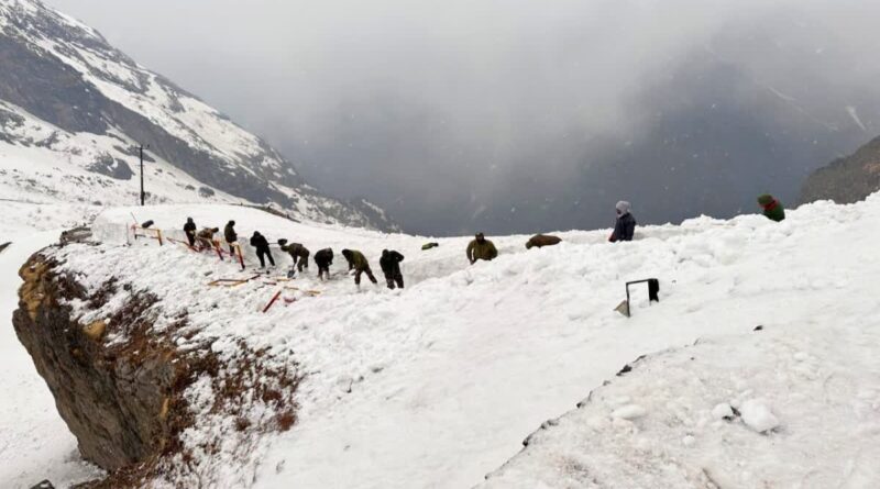 हेमकुंड साहिब पहुंचे सेना के जवान, अरदास के बाद खोला गया मुख्य द्वार, 4 किमी तक सेना के जवानों ने हटाई बर्फ, 25 मई को खुलेंगे कपाट 