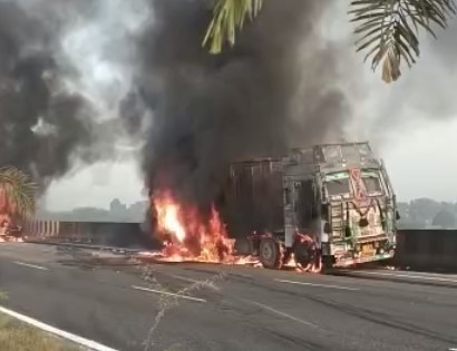 उत्तराखंड में जंगलो की आग ने बरपाया कहार, आग की चपेट में आया राशन से भरा ट्रक जलकर खाक