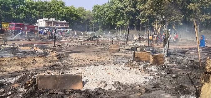 भाऊवाला सुंदरवन बस्ती में लगी आग, 54 झोपड़ियां जलकर हुईं राख, मची अफरा-तफरी