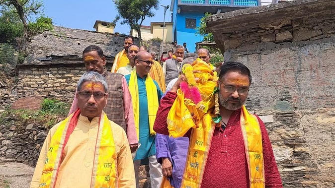 बद्रीनाथ धाम के लिए गाड़ू घड़ा तेल यात्रा ने किया प्रस्थान, 12 मई को खुलेंगे धाम के कपाट