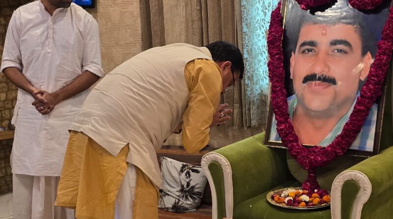 मुख्यमंत्री धामी ने पूर्व अध्यक्ष स्व. कैलाश चंद्र गहतोड़ी  के आवास पहुंचकर उनके चित्र पर पुष्प अर्पित कर दी श्रद्धांजलि