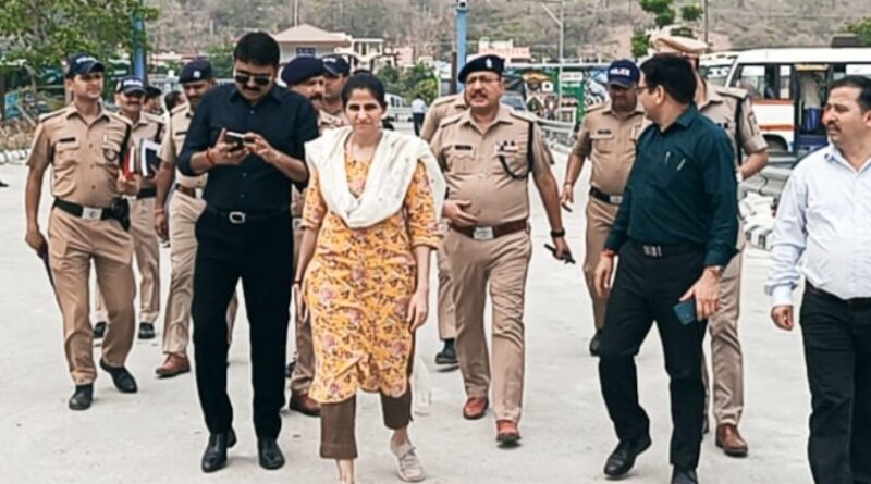 जिलाधिकारी सोनिका एवं पुलिस अधीक्षक अजय सिंह पहुंचे ऋषिकेश,व्यवस्थाओं का लिया जायजा, देखी व्यवस्थाएं