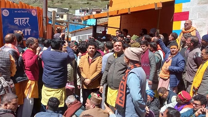 बदरीनाथ धाम में वीआईपी व्यवस्था पर हंगामा, विरोध में उतरे पंडा समाज और तीर्थ पुरोहितों के साथ स्थानीय लोग