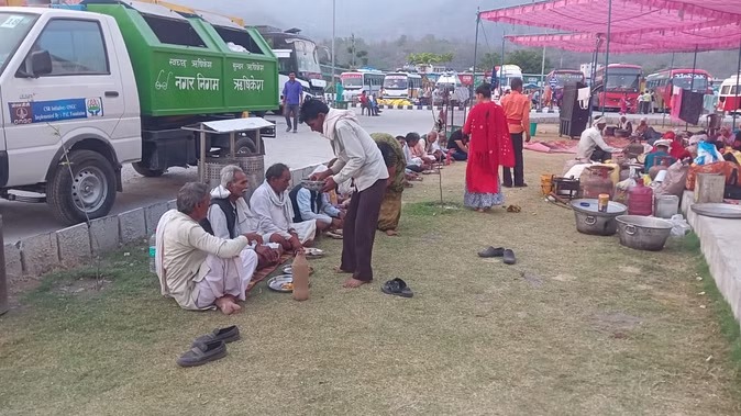  गंगोत्री व यमुनोत्री हाईवे पर लगा जाम, यात्रियों के वाहनों को ऋषिकेश ट्रांजिट कैंप में ही रोका