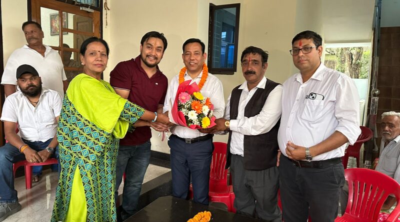 कांग्रेस कमेटी के महामंत्री नवीन जोषी ने निकाय चुनाव को मद्येनजर सहस्त्रधारा में स्थानीय जनता को किया संबोधित