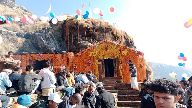 पंच केदार में चतुर्थ केदार रुद्रनाथ मंदिर के कपाट खुले, मुख्य पुजारी वेद प्रकाश भट्ट ने किया जलाभिषेक