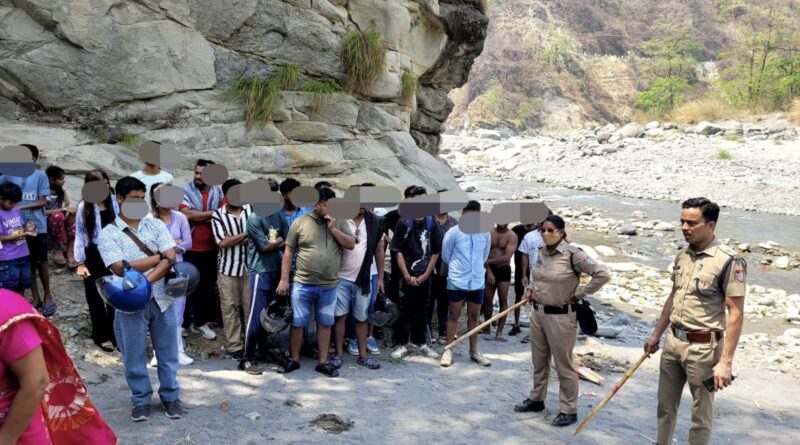 नदी में नहाते हुए हुडदंग मचा रहे 40 लोगों के विरुद्ध “ऑपरेशन मर्यादा” के अंतर्गत की कार्यवाही, 02 वाहन सीज़,16 का चालान