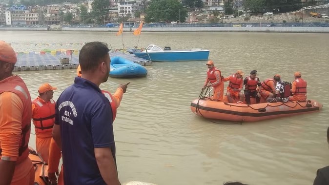उत्तरकाशी में तिलोथ पुल के पास भागीरथी नदी में बहा दिल्ली का युवक, तलाश में जुटी NDRF की टीम