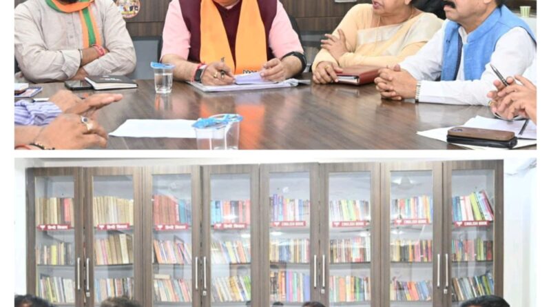 कैबिनेट मंत्री गणेश जोशी ने दिल्ली के बीजेपी चुनाव कार्यालय में विधानसभा प्रभारी और विधानसभा संयोजको के साथ की बैठक