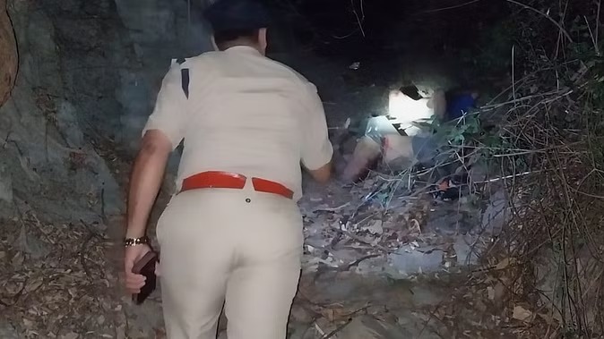 मसूरी हादसा : देहरादून में मसूरी रोड पर खाई में गिरी कार, युवक-युवती की मौत, तीन लोग घायल