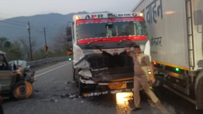 ऋषिकेश बदरीनाथ नेशनल हाईवे पर ट्रक और सूमो की आमने-सामने टक्कर, 11 चारधाम यात्री घायल,अस्पताल में कराया गया भर्ती