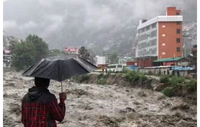 उत्तराखंड में भारी बारिश का कहर, उत्तरकाशी और पौड़ी में बहीं दो सड़कें,आवागमन हुआ ठप,कई घर और दुकानें क्षतिग्रस्त