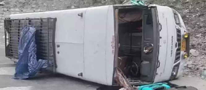 अनियंत्रित होकर पलटी श्रद्धालुओं से भरी बस, 24 यात्री थे सवार, एक घायल, बद्रीनाथ से दर्शन कर आते वक्त हुआ हादसा