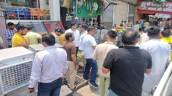 रुद्रपुर में प्लाईवुड कारोबारी गुलशन नारंग के प्रतिष्ठान पर आयकर विभाग ने मारा छापा, मचा हड़कंप, लखनऊ से छह गाड़ियों में पहुंची टीम