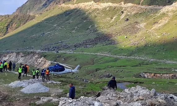 केदारनाथ में हेलिकॉप्टर की इमरजेंसी लैंडिंग, बाल-बाल बचे तीर्थयात्री,पायलट सहित कुल 6 लोग थे सवार
