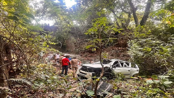 ज्योलीकोट-नैनीताल-हलद्वानी राष्ट्रीय राजमार्ग में 100 मीटर गहरी खाई में जा गिरी कार, पांच बच्चे समेत 12 लोग घायल; मची चीख-पुकार