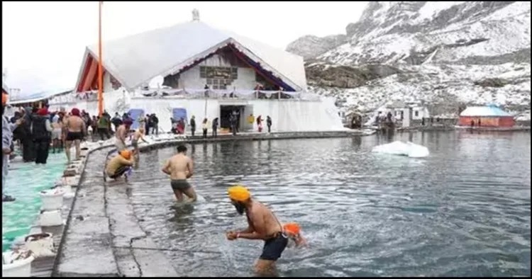 जो बोले सो निहाल के जयकारो के साथ खुले श्री हेमकुंड साहिब गुरुद्वारे के कपाट, यात्रा के लिए श्रद्धालुओं की तादाद तय