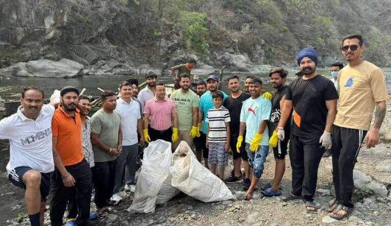  हल्द्वानी के रानीबाग चित्रशिला घाट पर UK04 हेल्पिंग हैंड्स टीम ने चलाया सफाई अभियान, एसडीएम परितोष वर्मा ने भी की भागीदारी