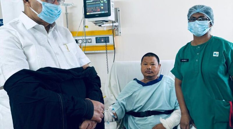 कैबिनेट मंत्री गणेश जोशी ने निवर्तमान पार्षद कमल थापा का जाना कुशलक्षेम