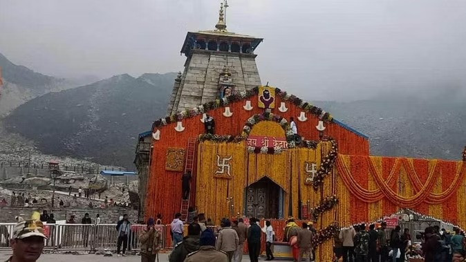 केदारनाथ मंदिर परिसर में रील्स बनाने वाले 84 लोगों का चालान, नशा कर हुड़दंग मचाने वालों पर सख्ती