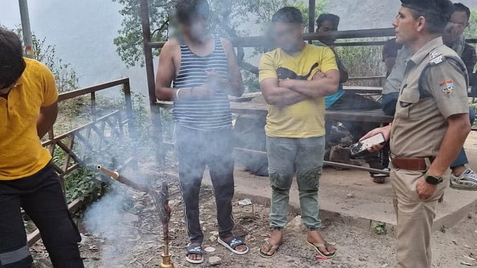 केदारनाथ धाम के पड़ाव फाटा में हुक्काबाजी कर रहे हरियाणा के तीन युवकों को पुलिस ने पकड़ा, ऐसे सिखाया सबक