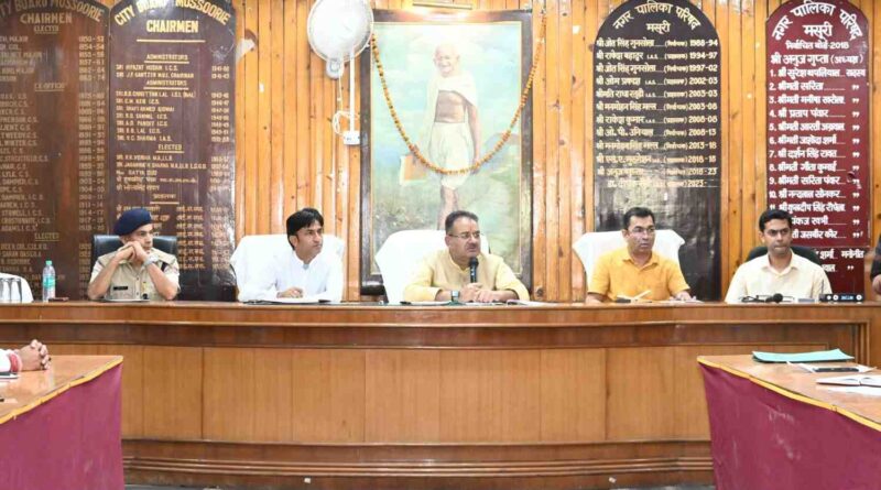 कैबिनेट मंत्री गणेश जोशी ने मसूरी विधानसभा क्षेत्र की विभिन्न समस्याओं और विकास योजनाओं के क्रियान्वयन के संबंध में अधिकारियों के साथ की बैठक 