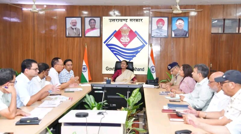 मुख्य सचिव राधा रतूड़ी ने दोपहिया वाहन पर पीछे बैठने वाले के लिए हेलमेट और फोर व्हीलर में सभी के लिए सीट बेल्ट के नियम को सख्ती से लागू करने के दिए निर्देश