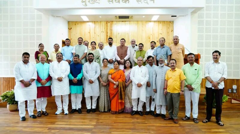मुख्यमंत्री धामी से मिलकर उत्तराखण्ड सरकार में विभिन्न विभागों के दायित्वधारियों ने प्रदेश के विकास से संबंधित विभिन्न विषयों पर की चर्चा