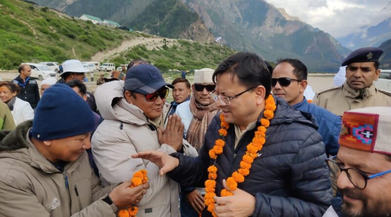 पिथौरागढ़ के गुंजी पहुँचने पर फिर दिखी मुख्यमंत्री धामी की सरलता, सेना और बीआरओ के अधिकारियों से दिखे विभिन्न विषयों पर चर्चा करते 